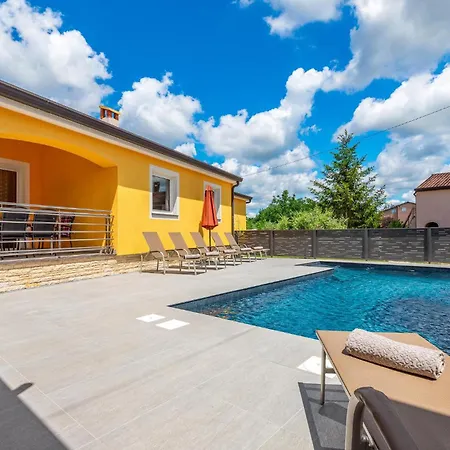 Ferienhaus Three-Bedroom Holiday Home In Porec *