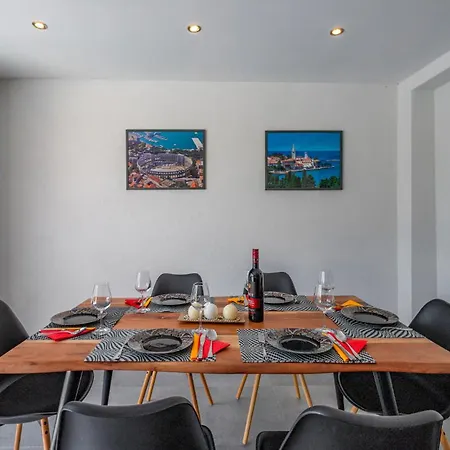 別荘 Three-bedroom In Porec *