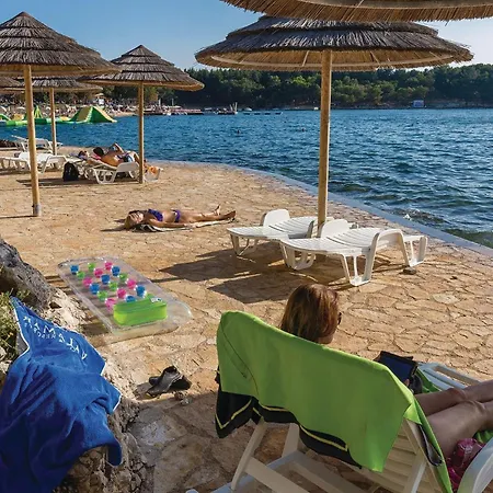 Three-Bedroom Holiday Home In Porec * Ladrovici