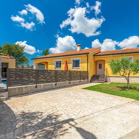 Three-Bedroom Holiday Home In Porec