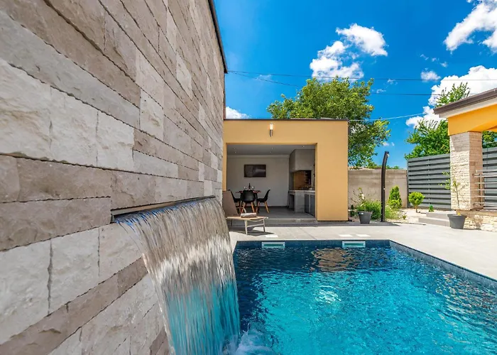 Dom wakacyjny Three-bedroom In Porec *