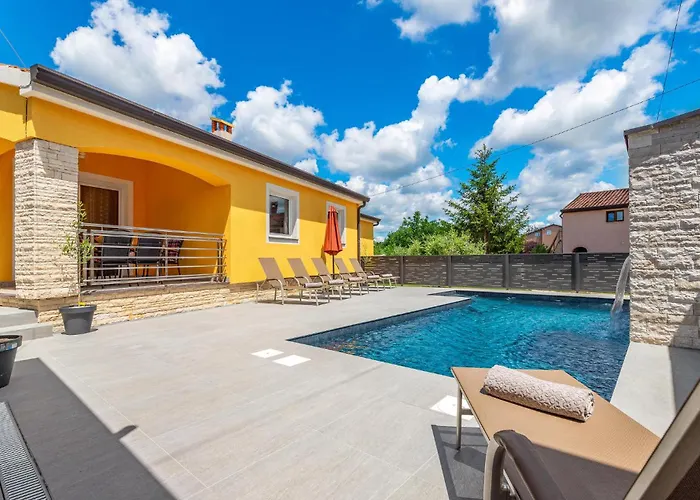 Dom wakacyjny Three-bedroom In Porec *