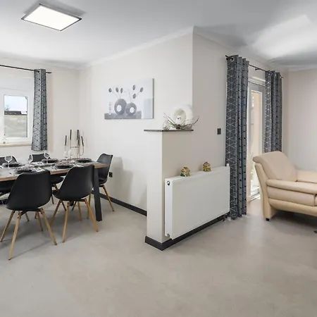 Three-bedroom In Hébergement de vacances Ladrovici