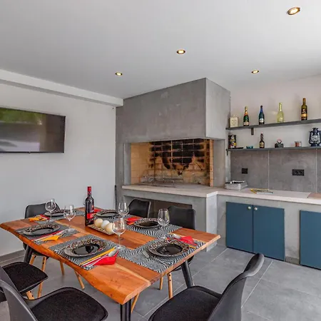 Three-bedroom In Hébergement de vacances Ladrovici