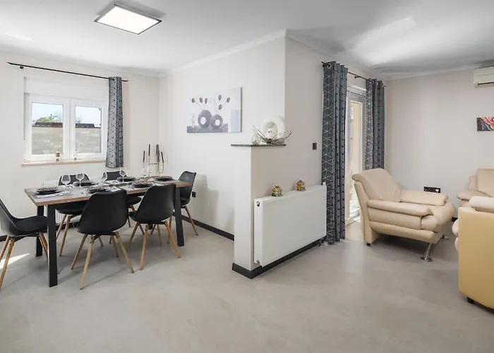 Three-bedroom In Porec בית נופש Ladrovici