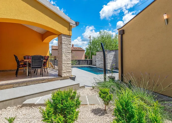 Three-bedroom In Porec Ladrovici